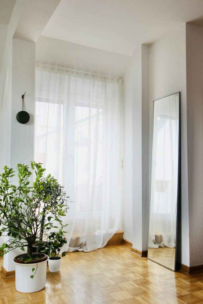 Stylowe ozdoby okienne – wybierz idealne firanki do swojego salonu